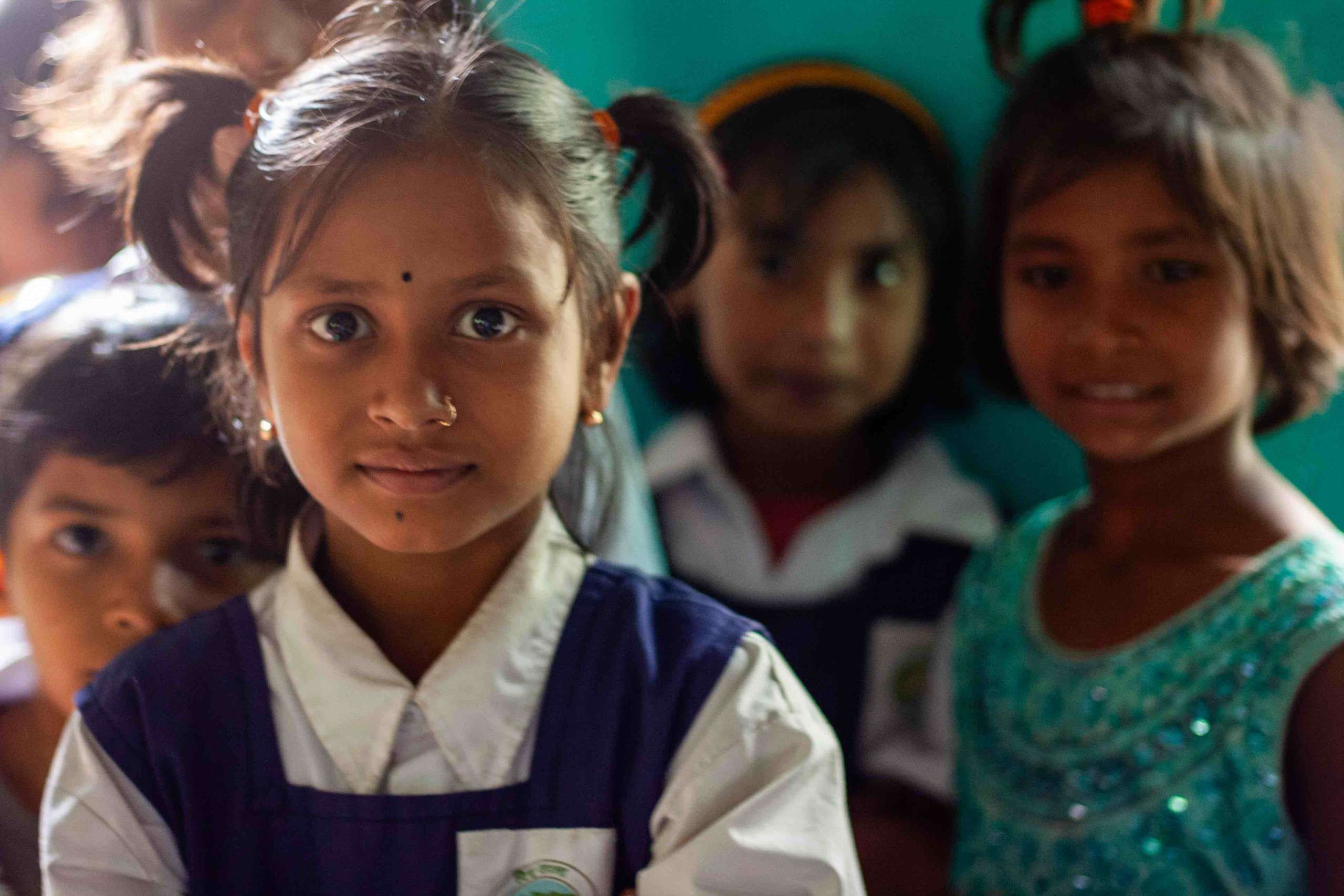 cini italia sostegno a distanza india adotta un bambino primo piano bambina scuola